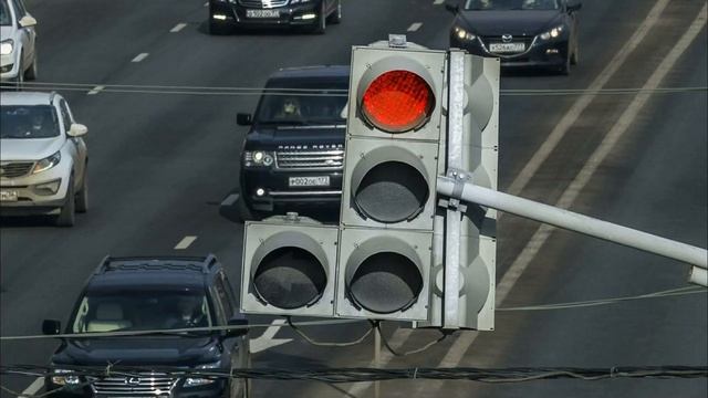 Если застрял на красный свет на светофоре, что делать? Ехать дальше или остановиться смотреть онлайн