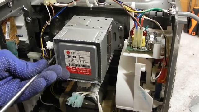 Микроволновка LG MS2042DY искрит воняет. Замена слюды и колпачка магнетрона микроволновка LG. смотреть онлайн