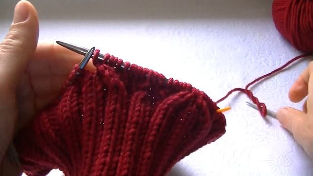 Вяжем шапку с косами спицами. смотреть онлайн