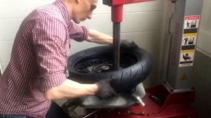 Как поменять шины на мотоцикле