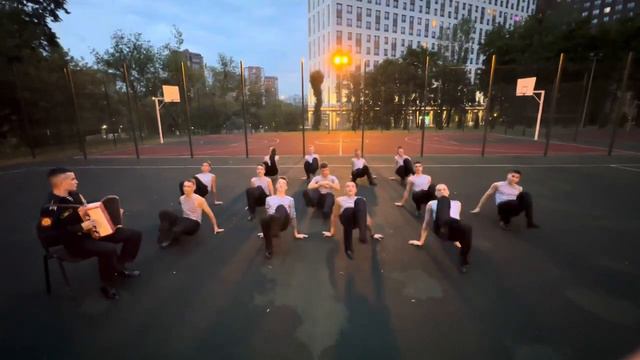 Танцы в кадетском корпусе/Яблочко смотреть онлайн