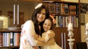 Шаббат шалом! - Shabbat Shalom! "Мама зажигает субботние свечи."