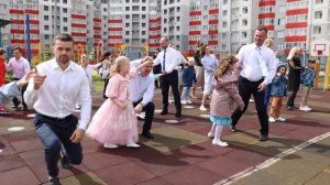 "Счастье килограммами". Трогательный танец родителей с детьми на выпускном из детского сада.