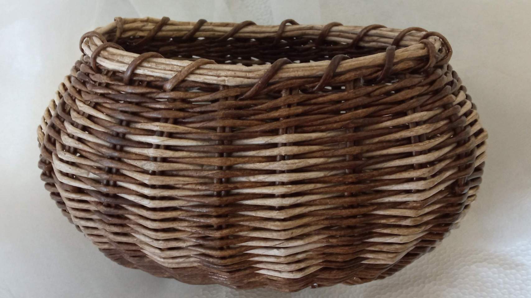 МК. Овальная Пузатенькая корзинка из бумажной лозы. Часть 1. #86(1) смотреть онлайн