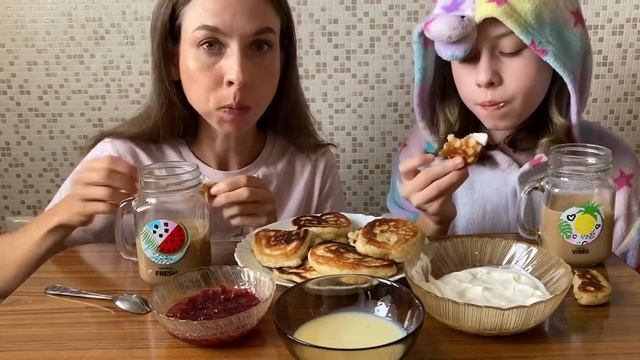МУКБАНГ в русских традициях/ОЛАДЬИ со сгущёнкой, сметаной и вареньем/ MUKBANG/PANCAKES смотреть онлайн