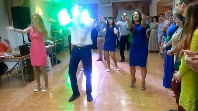 Свадебный танец от друзей! смотреть онлайн