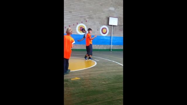 Тренировка по футболу в школе. смотреть онлайн