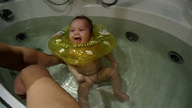 плаваем с кругом Baby Swimmer
