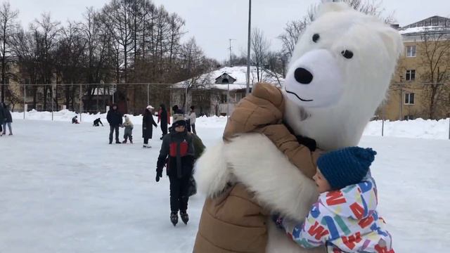 Мишка на катке👍💥Поздравление для Марты👧 🎈🎉А мы и так можем😉#мишкаджентльмен #новыйгод2023 #новыйго смотреть онлайн