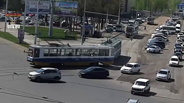 Как трамвай с рельс съехал, г. Уфа, 18 мая смотреть онлайн