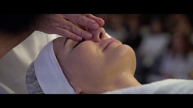 Мировая премьера новой линии Christina ILLUSTRIOUS смотреть онлайн
