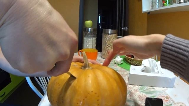 Как вырезать тыкву на Хэллоуин/DIY/How to carve a scary pumpkin for halloween - TUTORIAL 2019 смотреть онлайн