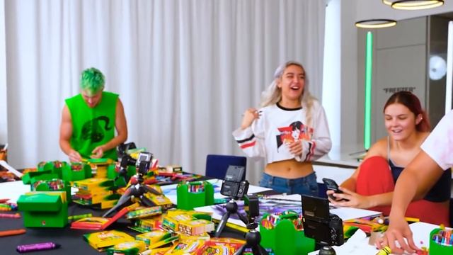 Best Crayon Art Wins $5,000 Challenge! смотреть онлайн