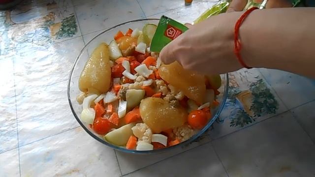 Курица с замороженными овощами. Запечённые. смотреть онлайн