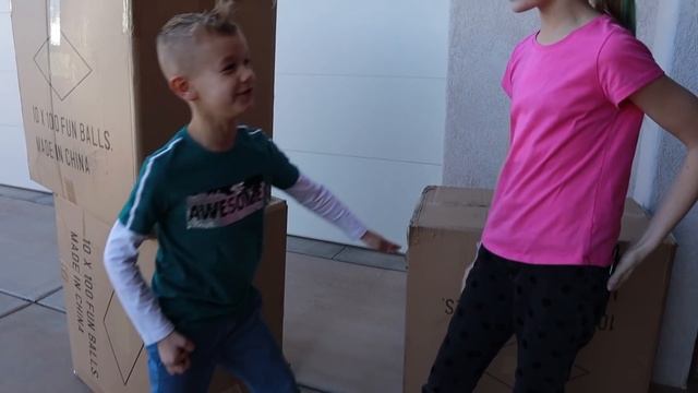 PRANKING The Mailman! смотреть онлайн