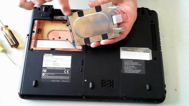 Upgrading and opening a Toshiba Satellite U400 Laptop смотреть онлайн