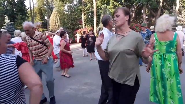 ТУЗ, ВАЛЕТ, КОРОЛЬ БУБНОВЫЙ! ТАНЦЫ В ПАРКЕ ГОРЬКОГО ХАРЬКОВ смотреть онлайн