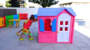 Влад и Никита играют с домиком в бассейне