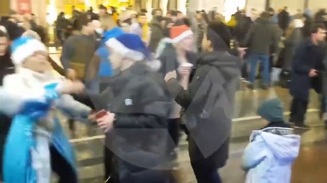 «Ще не вмерла Україна». В центре Москвы ночью на Никольской улице люди отжигали под Сердючку. смотреть онлайн