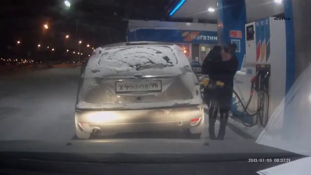 В Сургуте женщина подожгла собственный автомобиль на заправке! смотреть онлайн