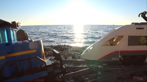 Катаем LEGO поезда в СОЧИ на диком пляже. LEGO 60051, LEGO 60052.