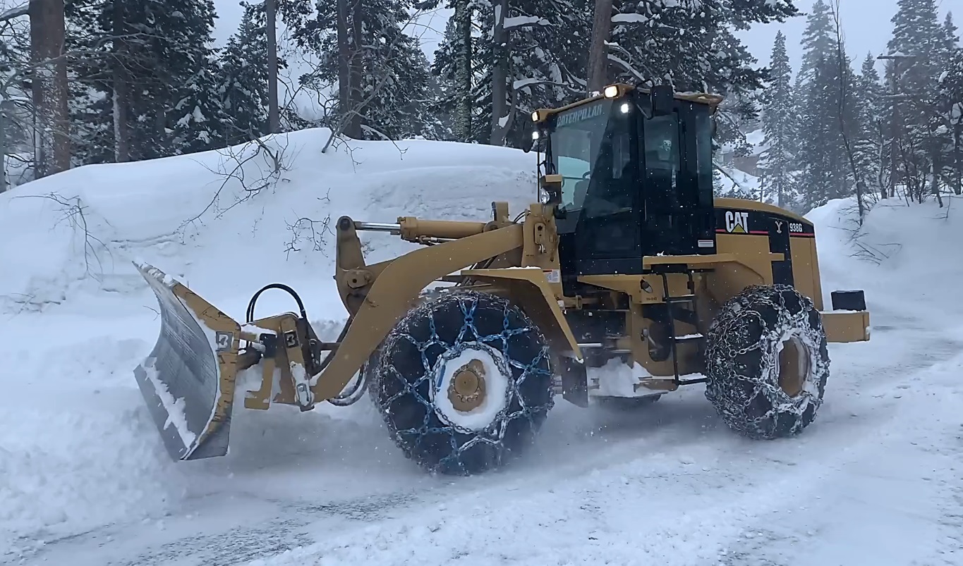 Мощь. Caterpillar с цепями на колесах расчищает дорогу от снега. смотреть онлайн