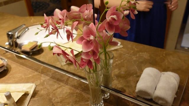 HILTON DUBAI JUMEIRAH | KING ONE BEDROOM SUITE & RESORT TOUR | EXECUTIVE LOUNGE TOUR