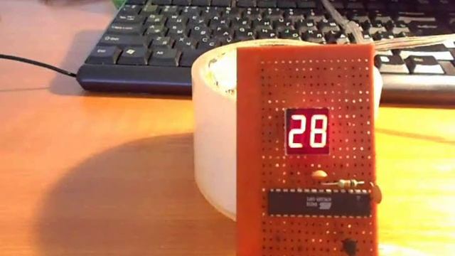 Сдвоенный цифровой термометр на ATmega8 и DS18B20 смотреть онлайн