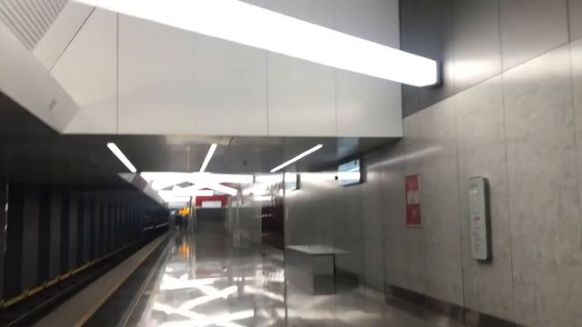 В метро одна на перроне 🤔 ст. м. Стахановская где все ?🤔 смотреть онлайн