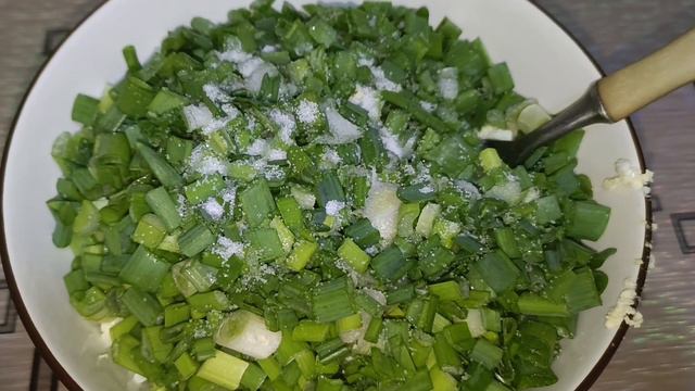 Прострй рецепт заливного пирога с луком и яйцом. смотреть онлайн