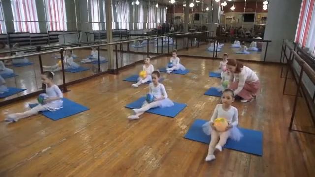 Мастер класс ч.1 младшей группы балетной студии "Гармония" Дворца детского творчества г. Таганрог смотреть онлайн