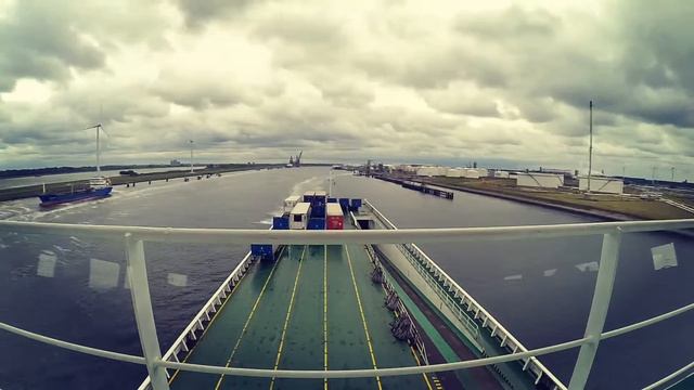 M/v Wilchemine заход в Розембург( Нидерланды)под мост смотреть онлайн