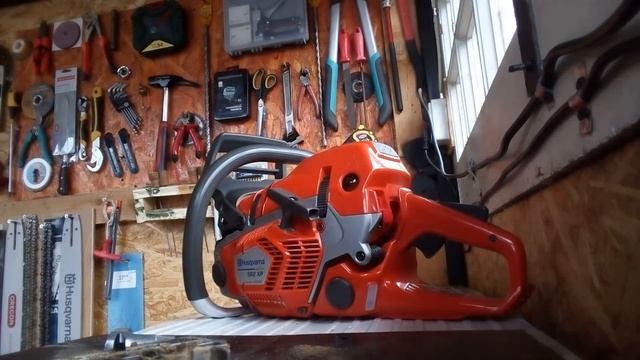 Cleaning my Chainsaw Husqvarna 562 xp profesional . смотреть онлайн