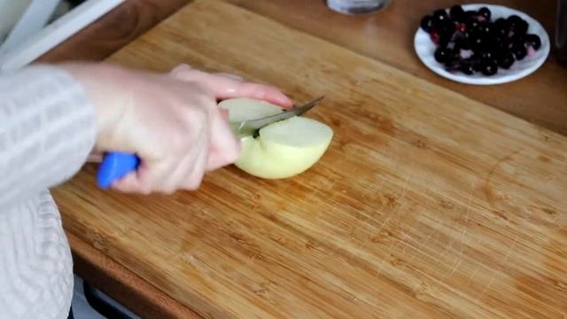 ПРОСТЕЙШИЙ СМУЗИ С БАНАНОМ, ЯБЛОКОМ И СМОРОДИНОЙ смотреть онлайн