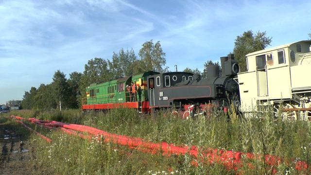 Тепловоз ЧМЭ3-5319 с музейными паровозами смотреть онлайн