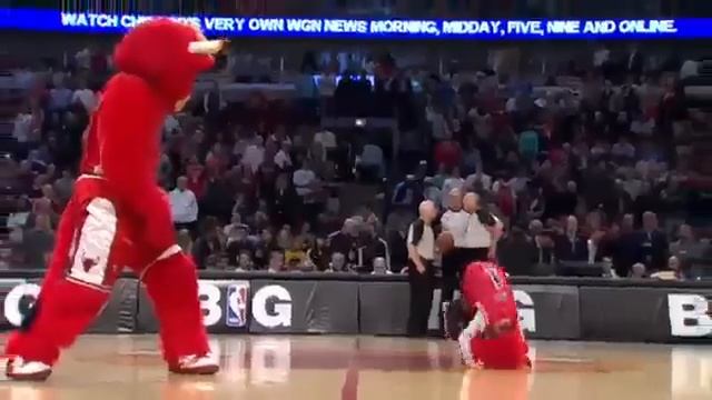 Самый лучший в мире баскетбольный талисман Chicago Bulls смотреть онлайн