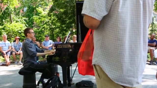Colin Huggins plays Rhapsody in Blue in Washington Square park in NYC смотреть онлайн