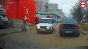 Нелепые аварии и жёсткие ДТП. Не пропустил мотоциклиста. Водитель автобуса чудом уцелел!