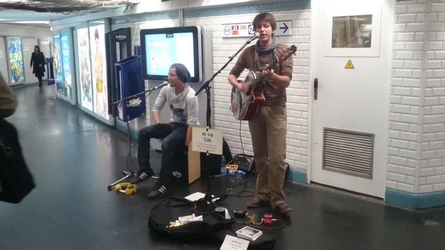Guys Playing in Paris subway / Парни играют Парижском метро смотреть онлайн