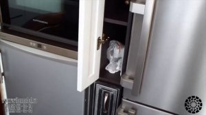 Черно-белая П-образная кухня на заказ в 7,5 квадратных метрах