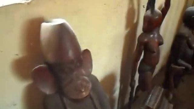 АФРИКА! Традиционные сувениры из красного дерева в Гвинее. смотреть онлайн