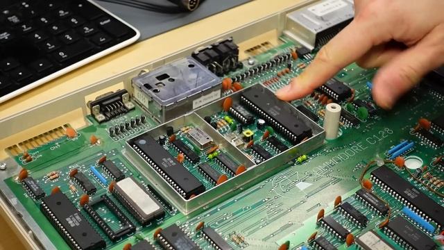 Waiting 35 years for a BASIC C64 program, Introducing Rammy, Apple II SD Card and fixing my PAL C12 смотреть онлайн