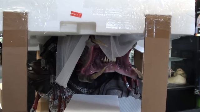 Unboxing of Sideshow Life-Size Berserker Predator Bust смотреть онлайн