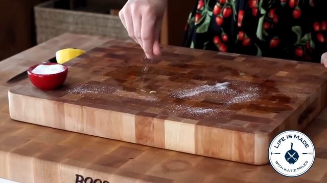 How to Clean a Wooden Cutting Board with Lemon and Salt смотреть онлайн