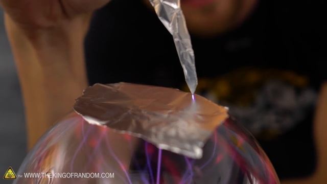 How Will A Plasma Globe REACT In Water? смотреть онлайн