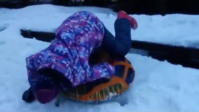 Катаемся зимой на горке.Зима 2017 г. смотреть онлайн