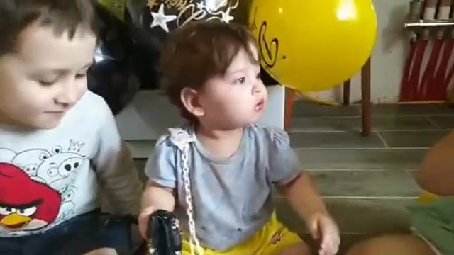 Мама с детьми тоже помогает надувать шары для Сабрины??????? смотреть онлайн