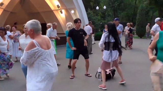 ТРИ ВОЛШЕБНЫХ СЛОВА! СЧАСТЛИВЫЕ МОМЕНТЫ ИЗ ПАРКА ГОРЬКОГО ХАРЬКОВ ТАНЦЫ смотреть онлайн