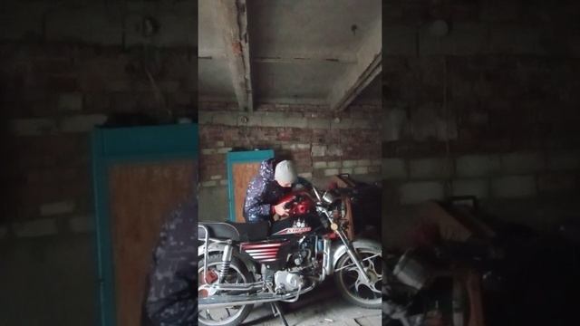 заливаем бензин в мопед смотреть онлайн