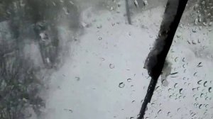 Поезд едет по снегу